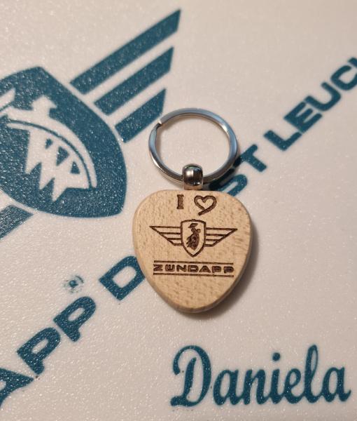 Herzförmiger Schlüsselanhänger aus Buche gelasert mit " I ❤️ Zündapp Flügel & Schrift "